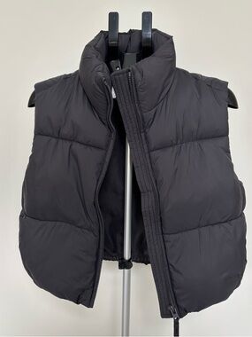 NWOT AE Cropped Black Puffer Vest